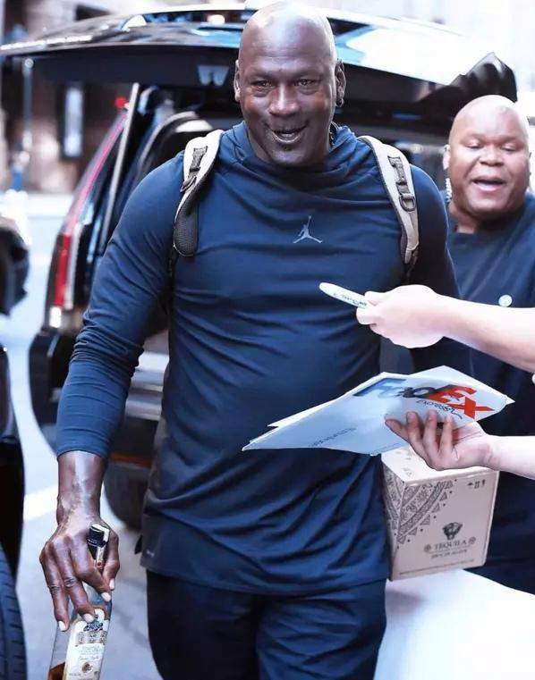 BB体育-重磅！广州队集结日官宣签约夏洛特黄蜂围绕荷甲绝杀压哨，巴塞罗那围绕西甲状态回暖的简单介绍